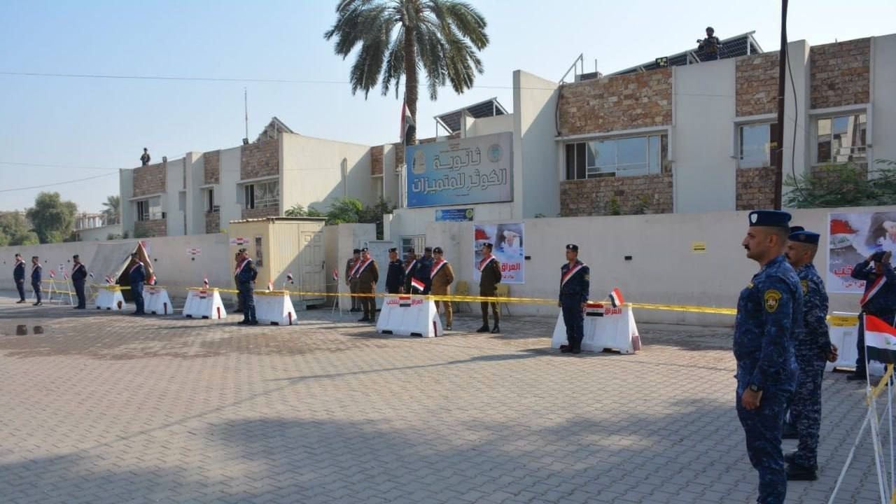 بعد نشرهم صورا &quot;مسيئة&quot;.. توجيه عسكري بسحب هواتف المنتسبين المشاركين بتأمين مراكز الانتخاب (صور)