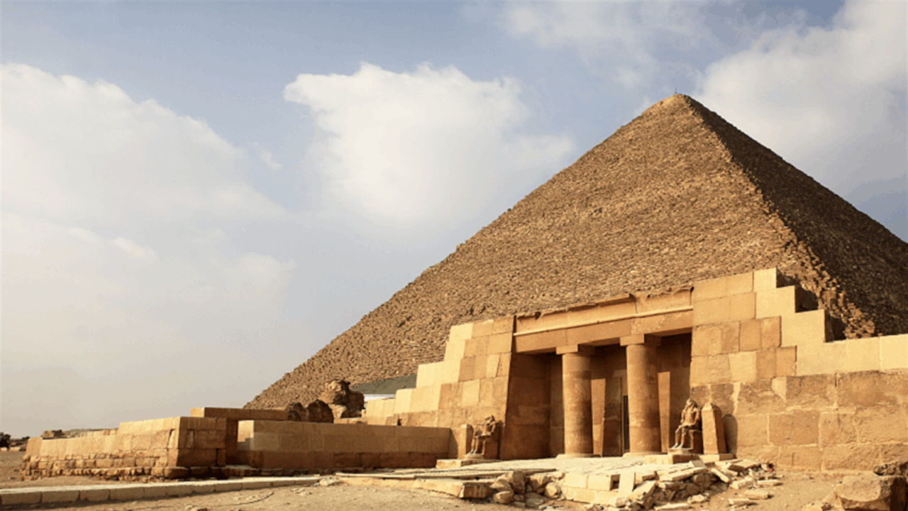 القبض على 3 سياح عراة في الأهرامات