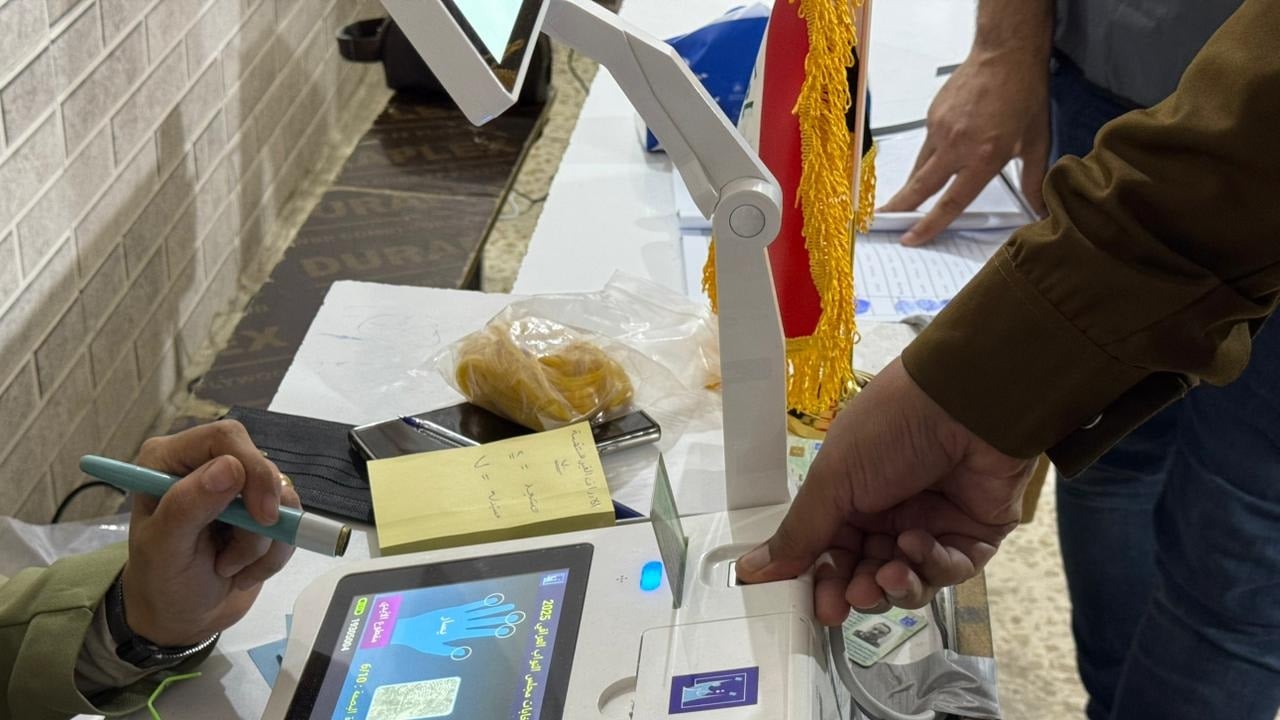 صور.. الدقائق الأخيرة من عمر الاقتراع الخاص