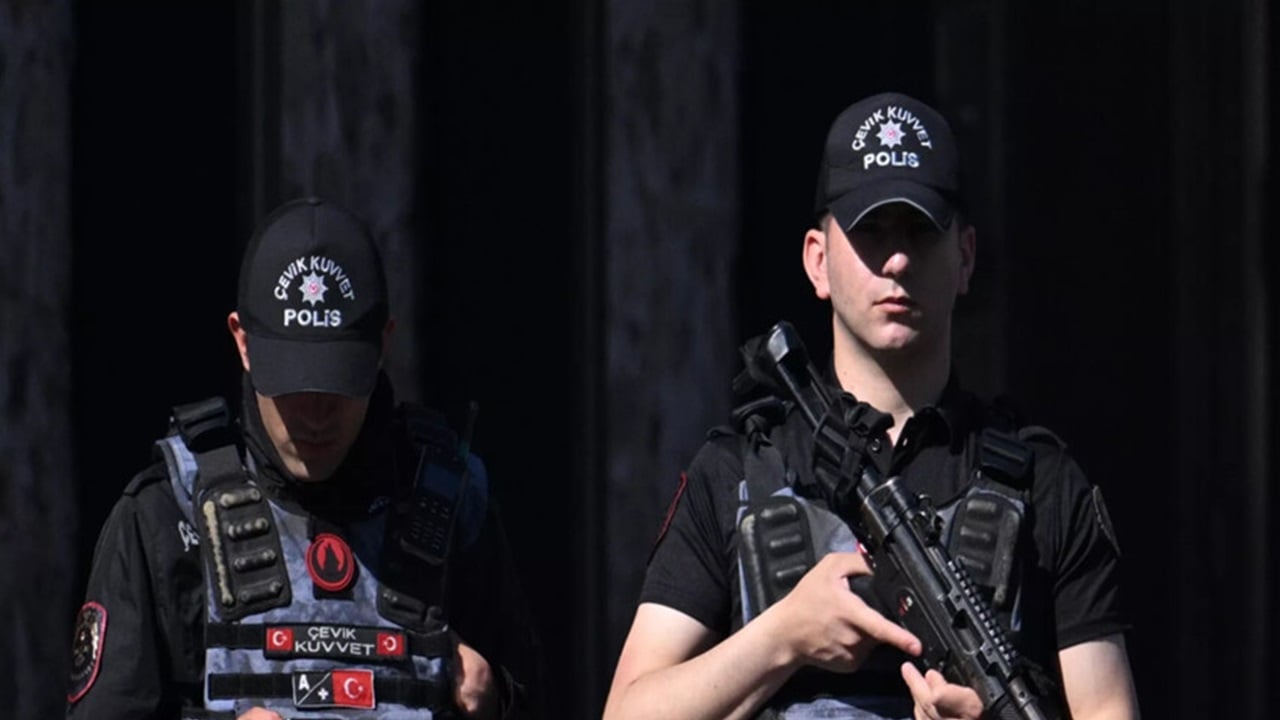 مسلّح يقتحم مبنى قناة رياضية في إسطنبول.. زوجته حارسة أمن 