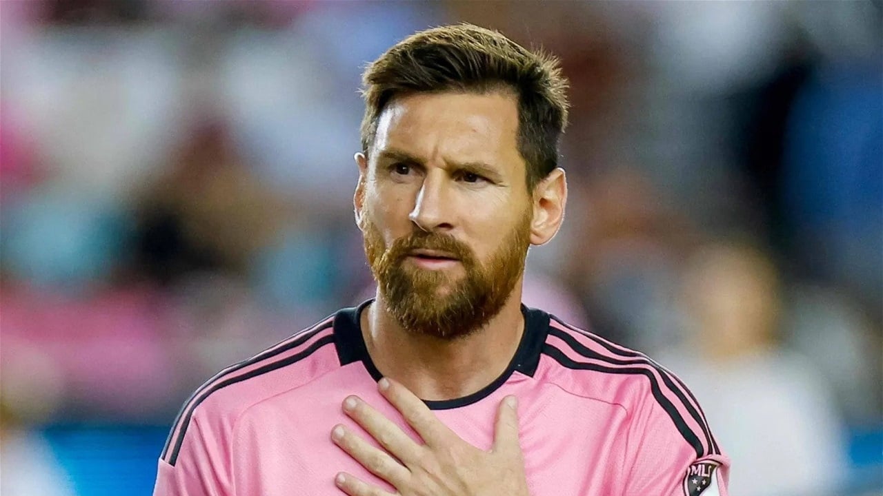 ليست زوجته.. من المرأة التي رسمها ليونيل ميسي على ظهره؟