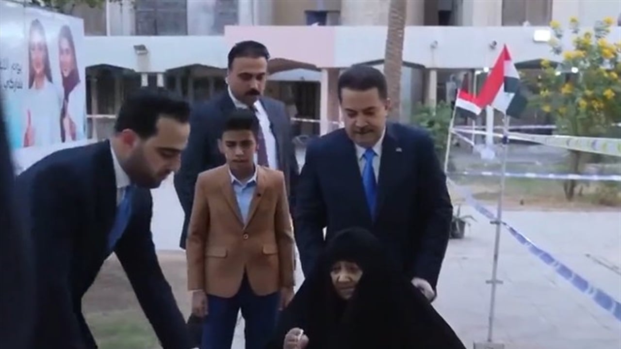 السوداني يختار رمزية حضوره الانتخابي.. التوجه للانتخاب مصطحبا والدته (صور)