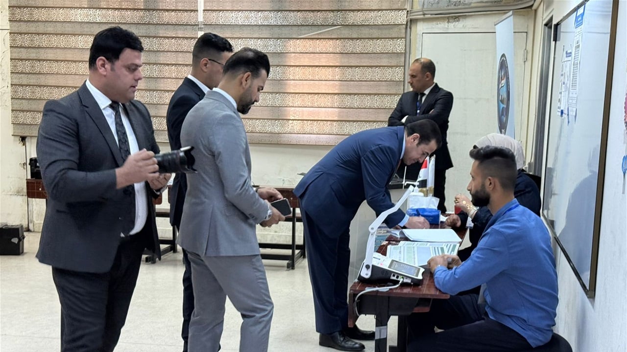 قاسم الأعرجي يدلي بصوته في أحد مركز الاقتراع (صور)