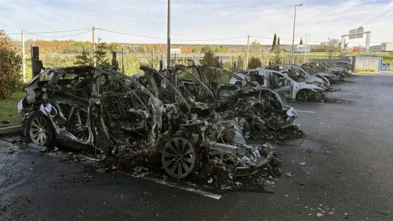 فرنسا.. النيران تلتهم 20 سيارة تسلا بمرآب وكالة لبيع السيارات 