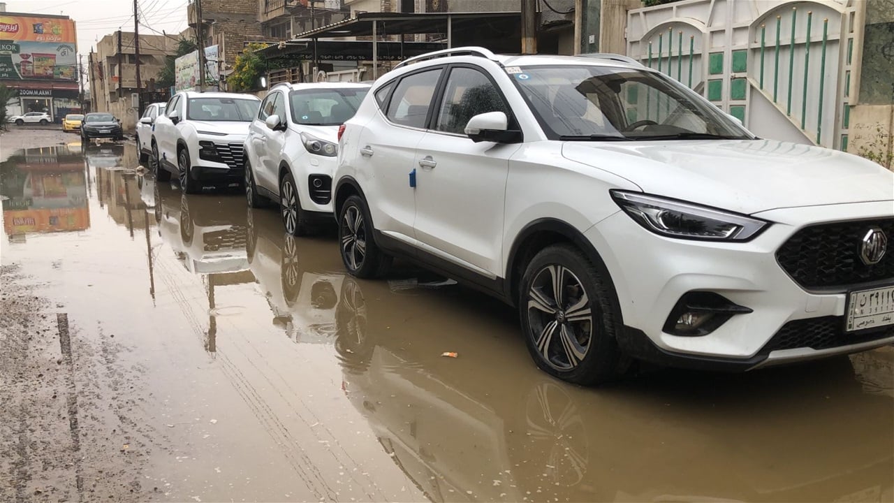 السعادة بانتهاء الجفاف يغطي التذمر من صعوبة التنقل.. شوارع بغداد تبدأ صباحها &quot;غارقة&quot; (صور)