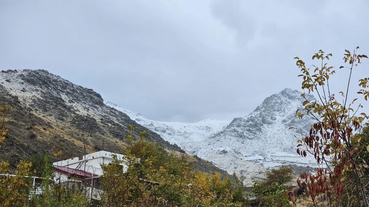 مع تساقط الامطار.. منطقة عراقية ترتدي الرداء الأبيض (صور)