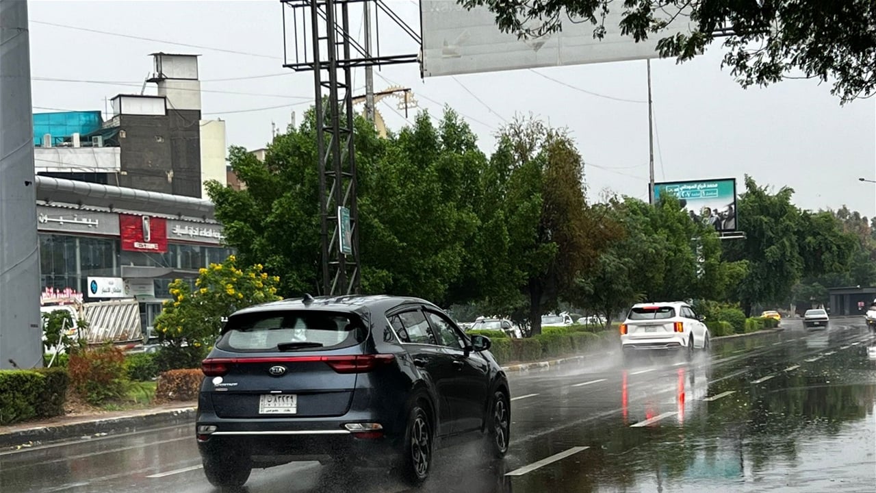 معلومات تبدد القلق وتدحض نظريات غير رسمية.. يمكنك قيادة السيارات الكهربائية والهايبرد بالامطار