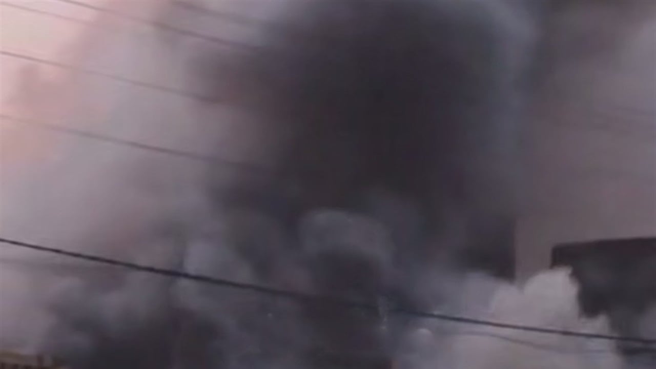 الدفاع المدني يكافح حريقاً داخل محلات في سوق شرقي بغداد