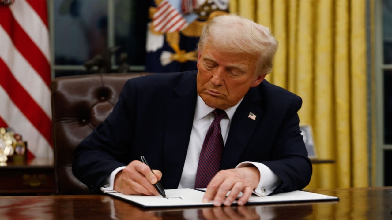 استنساخ توقيع ترامب يحرج الحكومة الأمريكية.. هذه القصة