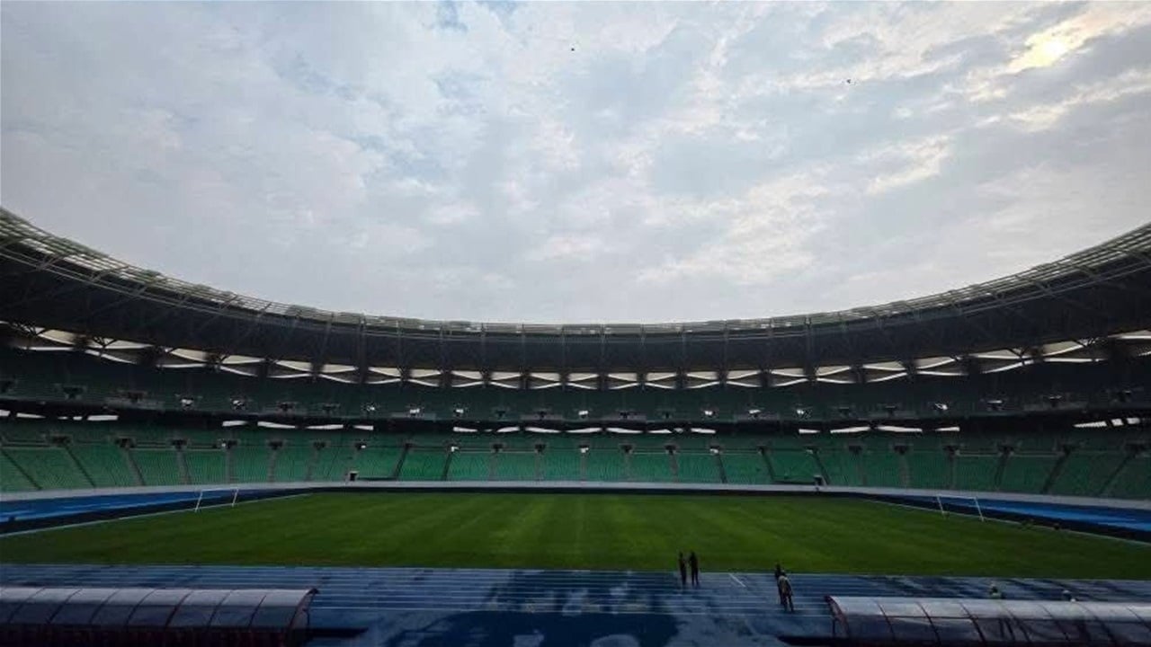 البصرة تستعد للملحمة.. جاهزية ملعب جذع النخلة قبل موقعة العراق والإمارات (صور)