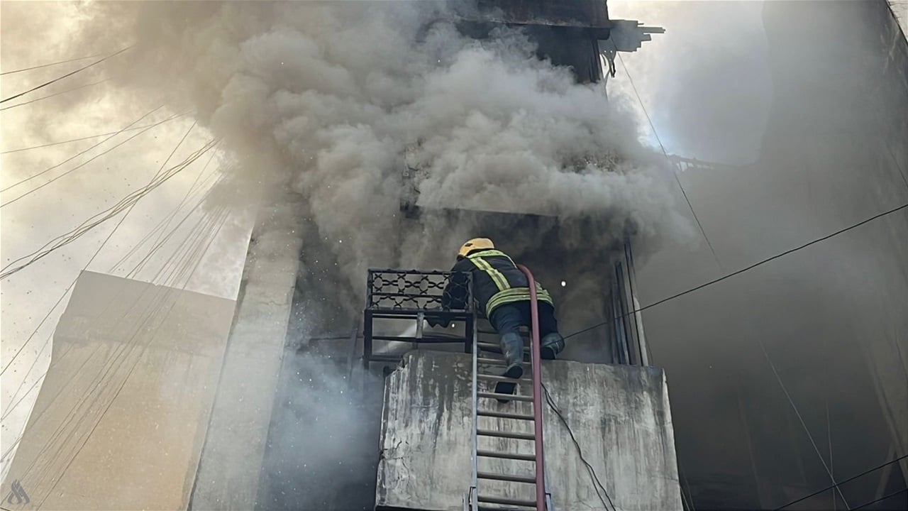 الدفاع المدني يخمد حريقا اندلع في بناية مكونة من طابقين في الوزيرية ببغداد