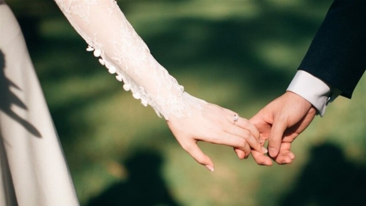 والد العروس يطرد العريس وأهله ويلغي الزفاف.. بسبب تعثر الفتاة نتيجة الامطار