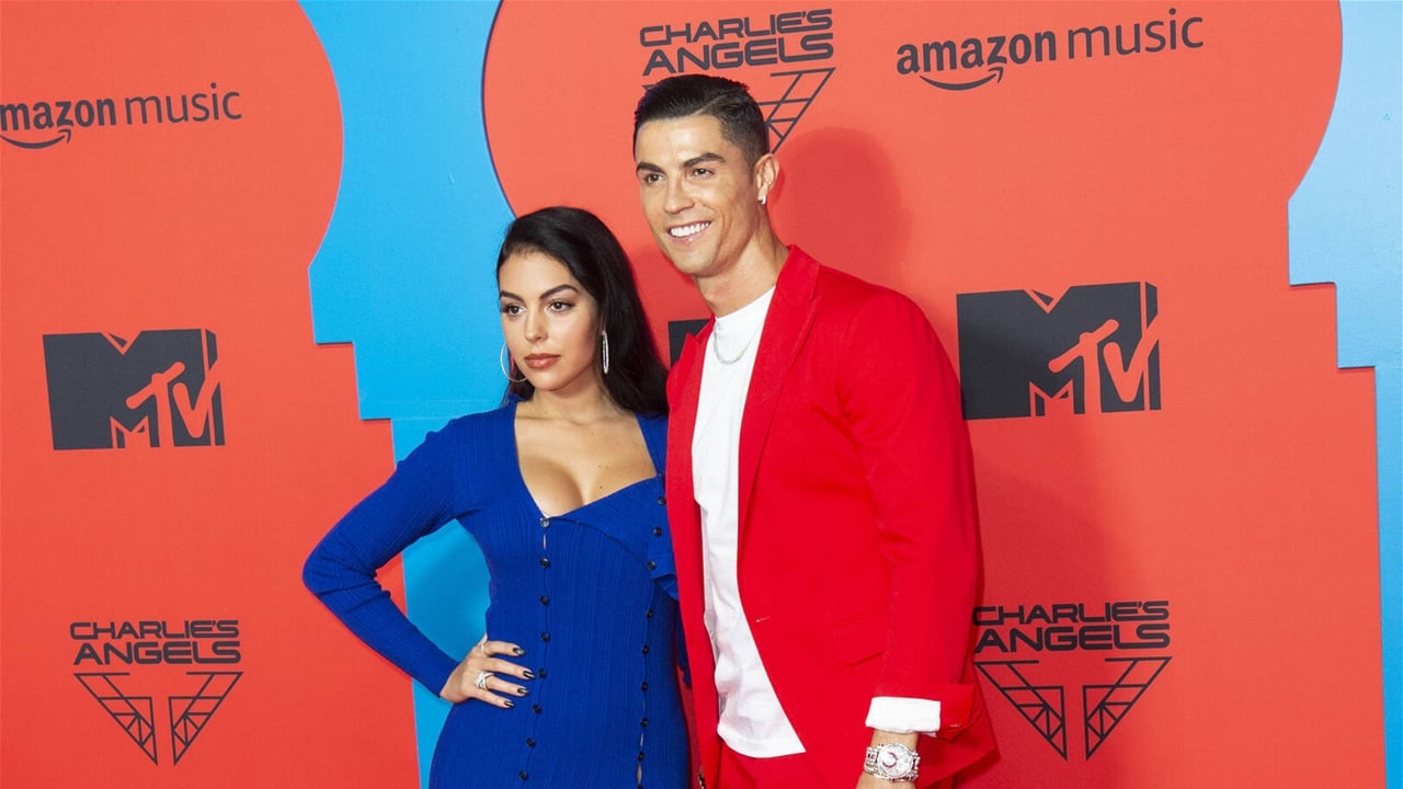 سيلفي تاريخي لرونالدو وجورجينا مع رئيس الفيفا وماسك في البيت الأبيض