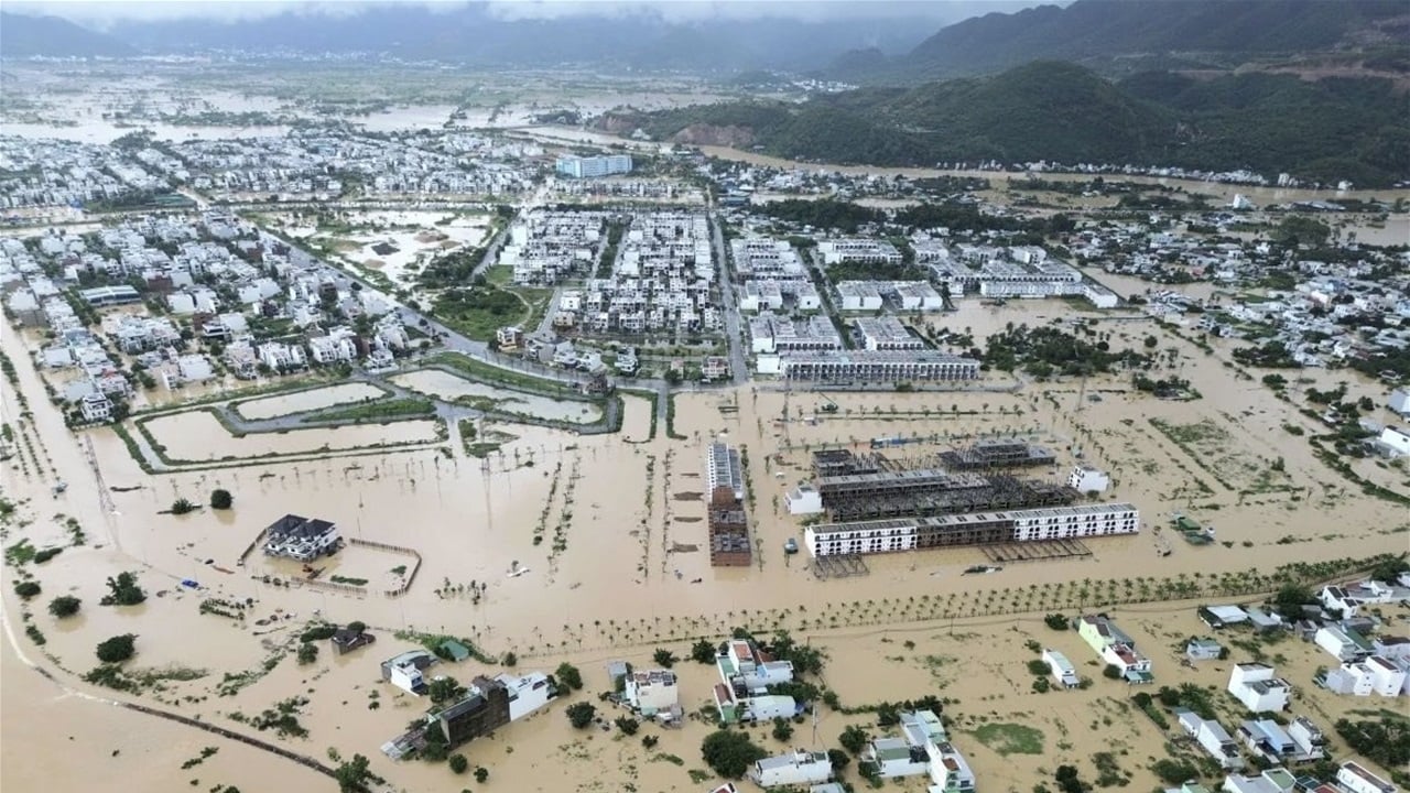 عدد ضحايا فيضانات فيتنام يرتفع إلى 55 قتيلا.. المياه وصلت لسقوف المنازل