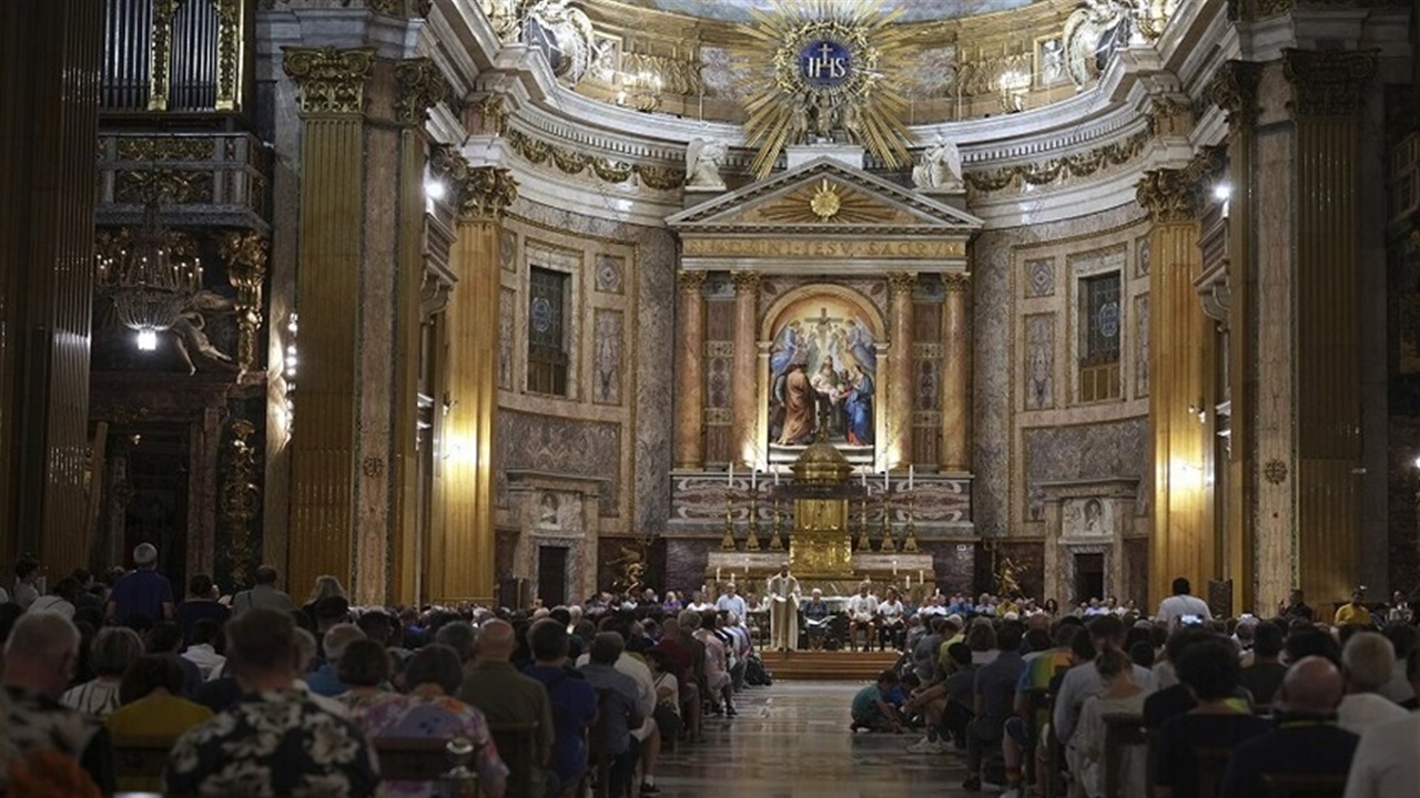 للمرة الأولى.. بابا الفاتيكان يقبل استقالة أسقف متهم بالتحرش الجنسي