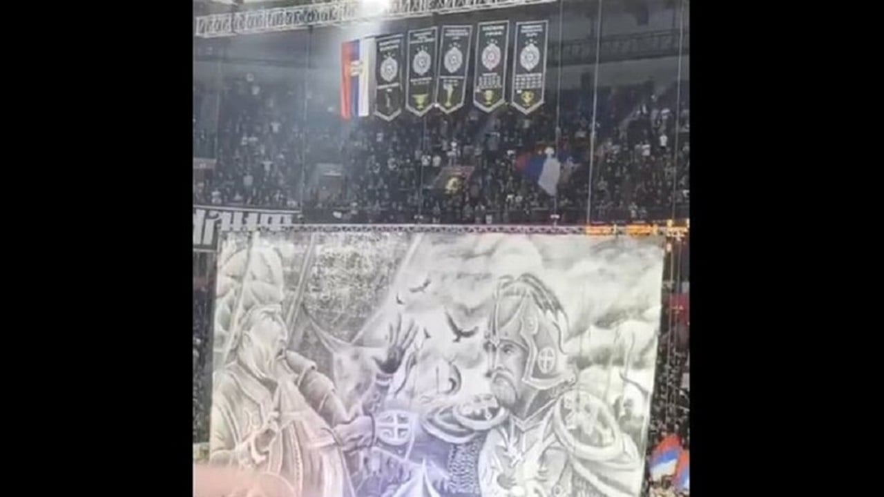 في تركيا.. &quot;تيفو&quot; جماهير يفجر موجة غضب