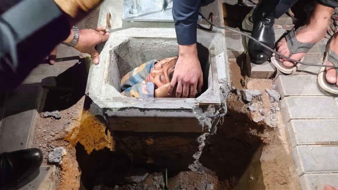 البصرة... إنقاذ طفلة سقطت في &quot;خرسانة كونكريتية&quot;