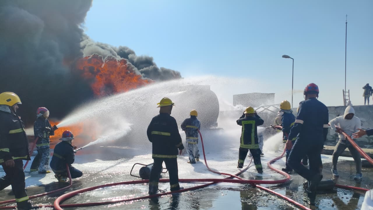 حريق يلتهم محطة وقود بين قضاءي سفوان والزبير في البصرة (صور)