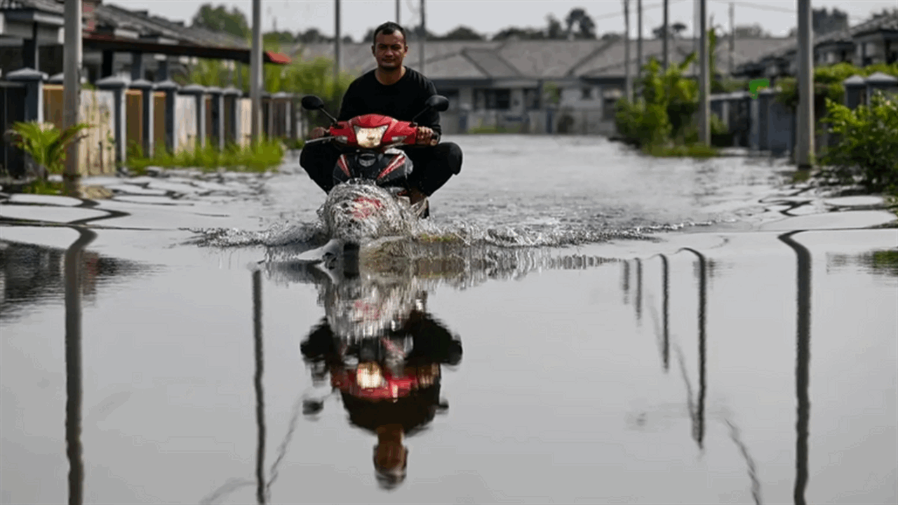 8 قتلى حتى الان.. فيضانات عارمة تشرد الآلاف في تايلاند وماليزيا 