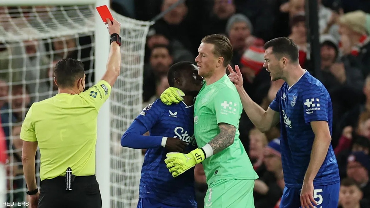 حادثة غريبة.. مشادة ساخنة بين لاعب وزميله بالدوري الإنجليزي