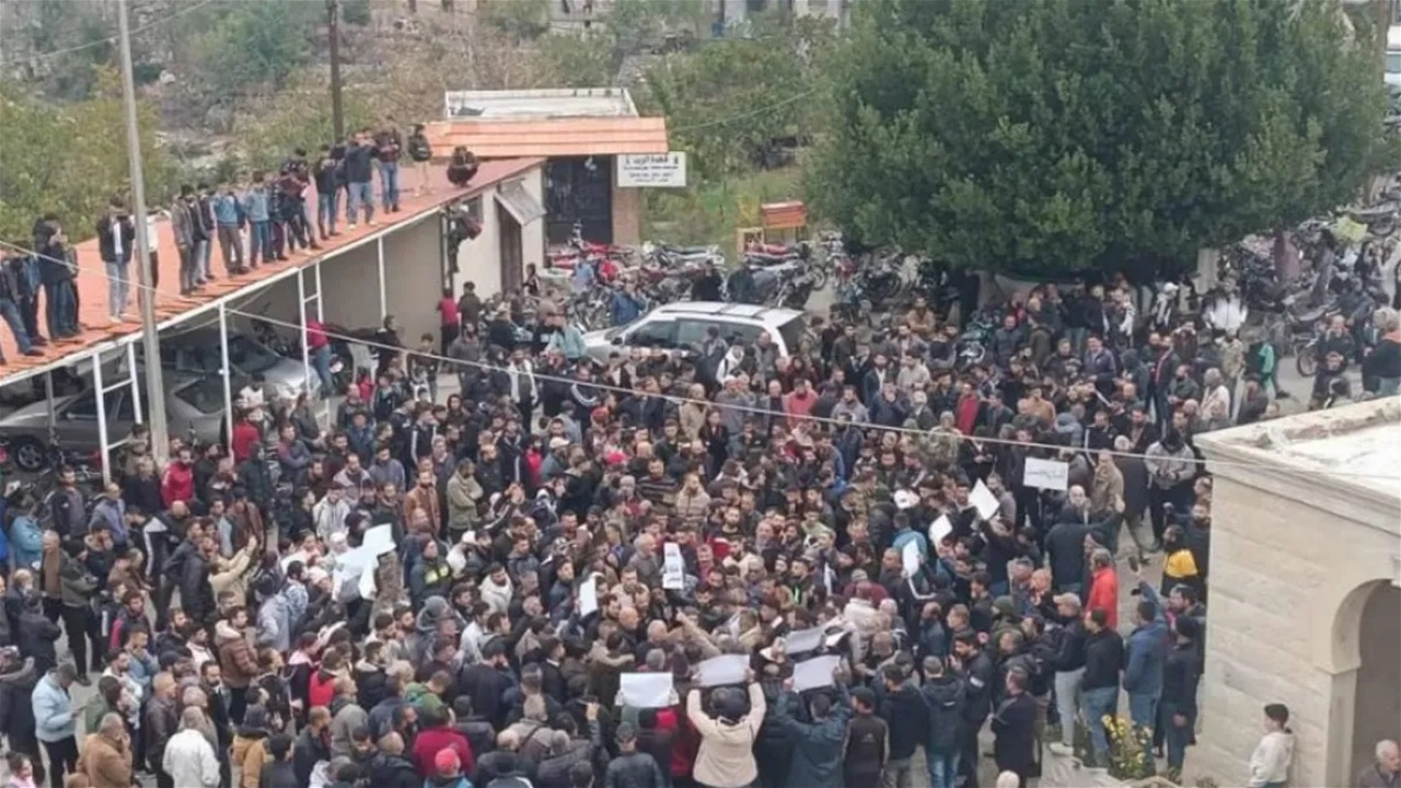 تظاهرات كبيرة واعتصامات في محافظتين سوريتين