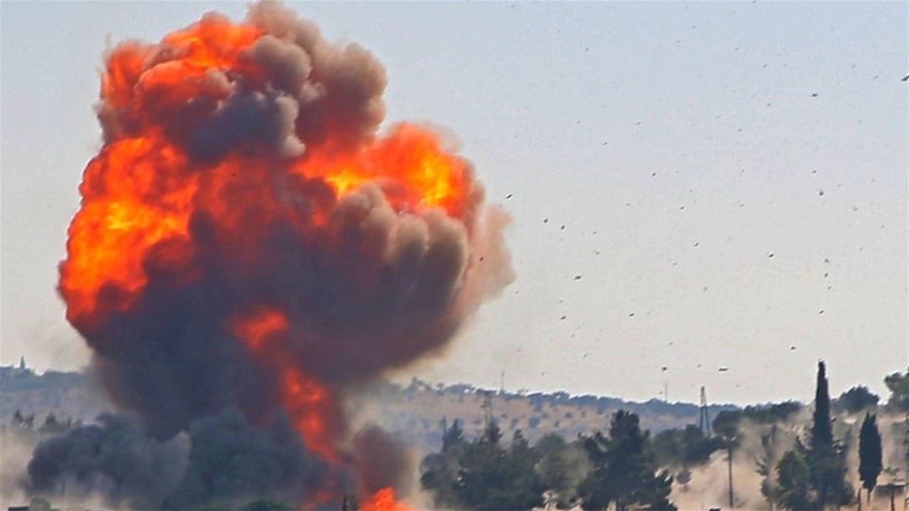 إصابات وأضرار كبيرة بانفجار ضخم هز بلدة كفر تخاريم بريف إدلب