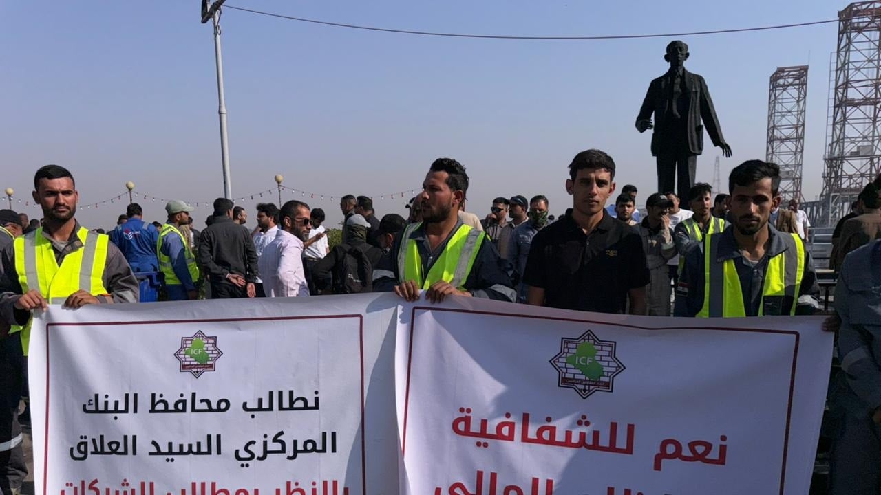 بـ6 مطالب.. المئات من رجال الأعمال يحتجون أمام البنك المركزي وسط البصرة