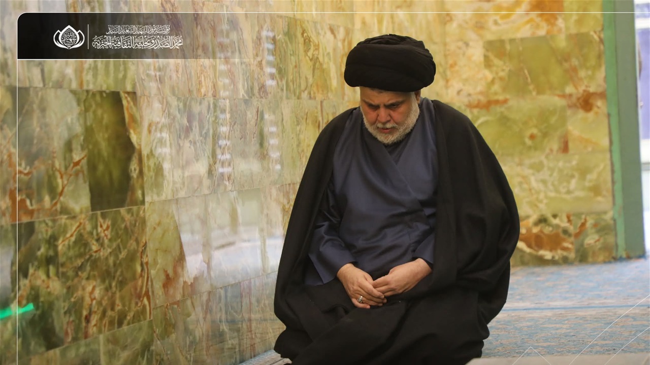 بالصور.. السيد الصدر يزور مرقد والده في النجف 