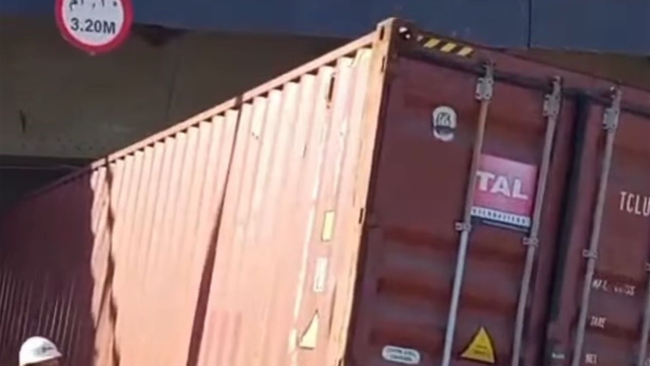 &quot;تريلة&quot; تصطدم بأسفل جسر الجادرية.. الحمولة وقعت ومدني مصاب وانابيب المياه تكسرت 