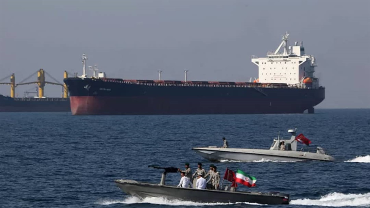إيران تصادر سفينتين تحملان وقودا مهربا قرب جزيرة كيش