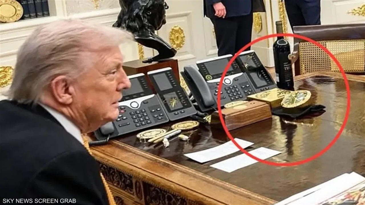 ساعة ذهبية على مكتب ترامب تثير الجدل.. ما قصتها؟