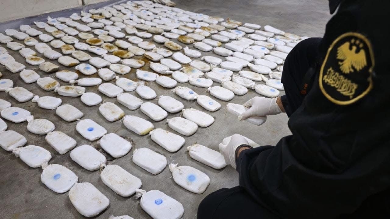 العراق يدخل العمق السوري ويعتقل تاجرين خطرين للمخدرات بحوزتهما 57 كغم من الحشيش