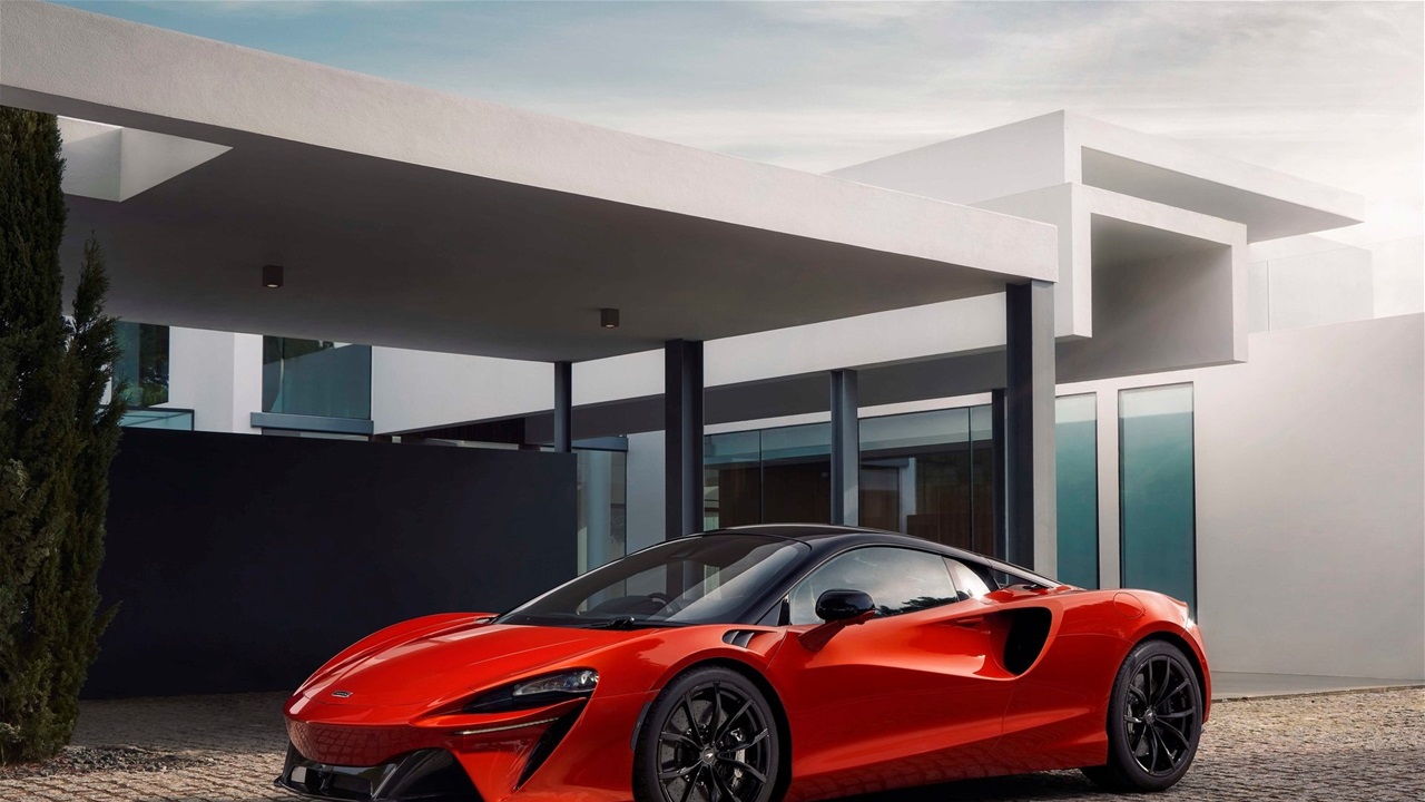 صراع السوبركارز: فيراري 296 GTB ومكلارين أرتورا من الأفضل فعلاً؟