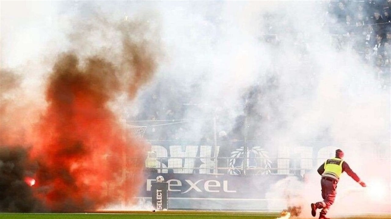 في السويد.. احتراق أرضية ملعب والمرمى بسبب جماهير