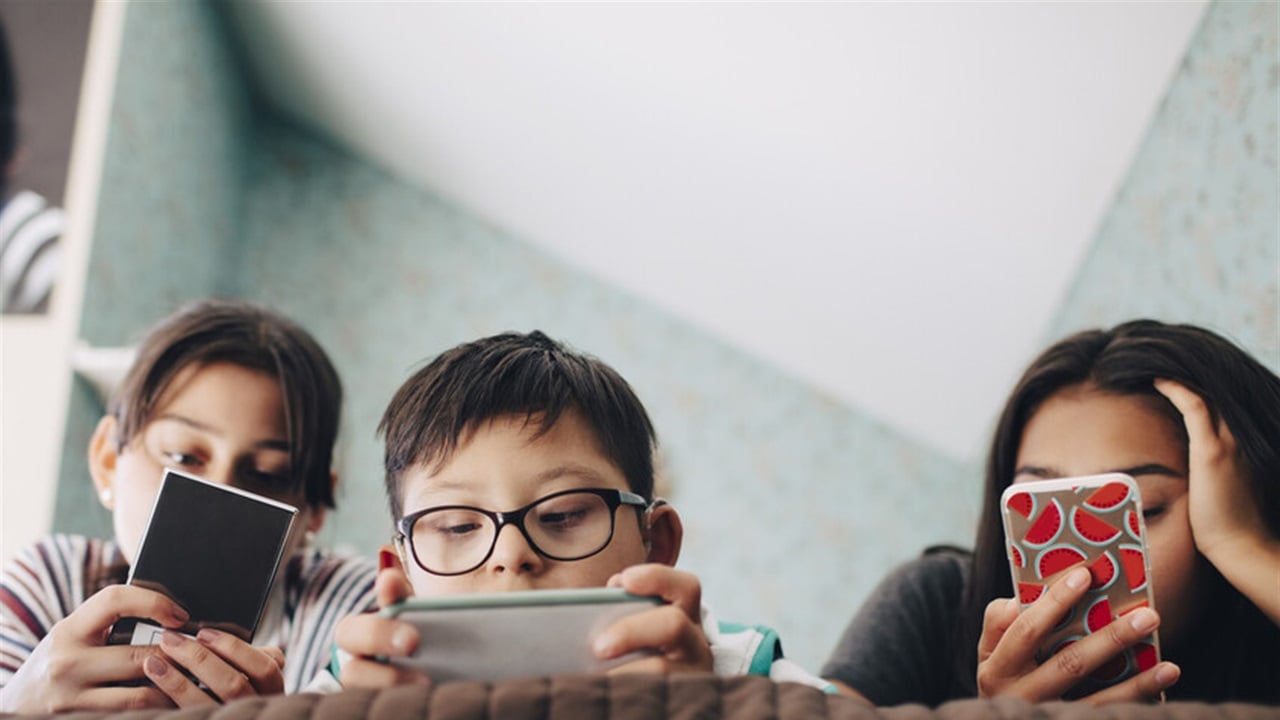 دراسة تكشف.. امتلاك الاطفال الهاتف قبل سن 12 يسبب هذه الامراض 