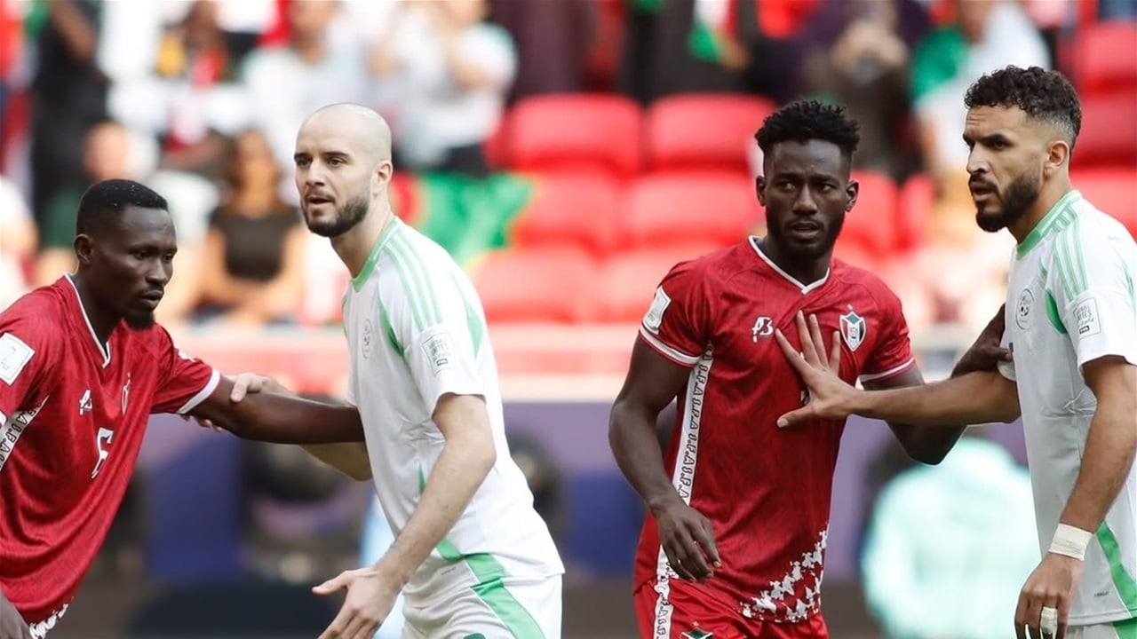 ضمن مجموعة العراق.. الجزائر بعشرة لاعبين تتعادل مع السودان في كأس العرب