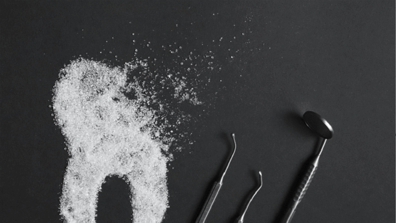 كيف يهاجم السكر أسنانك؟.. خطوات علمية توضح 