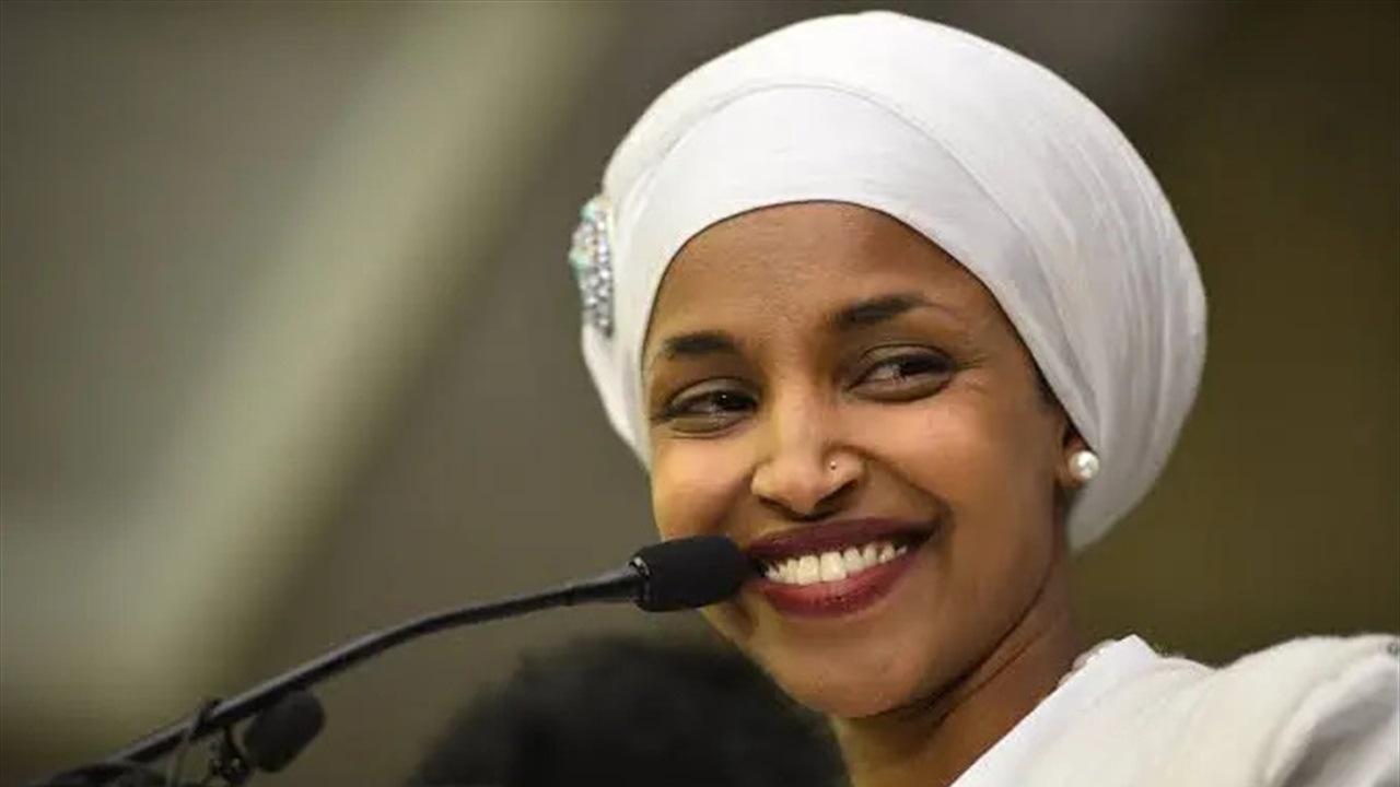 ترامب وصفها بـ&quot;القمامة&quot; وردت بـ&quot;العجوز&quot;.. من هي السياسية الأمريكية إلهان عمر؟