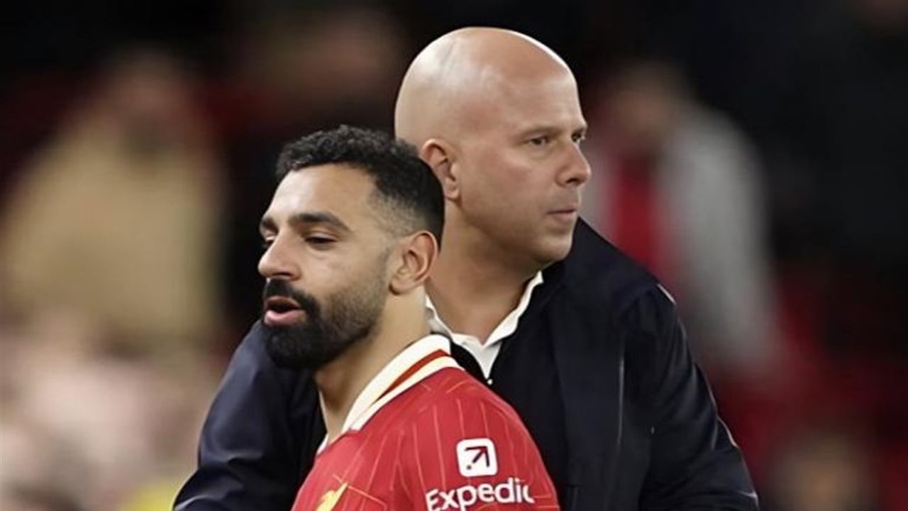 سلوت يعلق على جلوس محمد صلاح بدكة البدلاء 