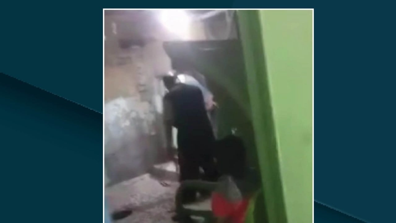 القبض على أب قام بتعنيف ابنته في ذي قار (صورة)