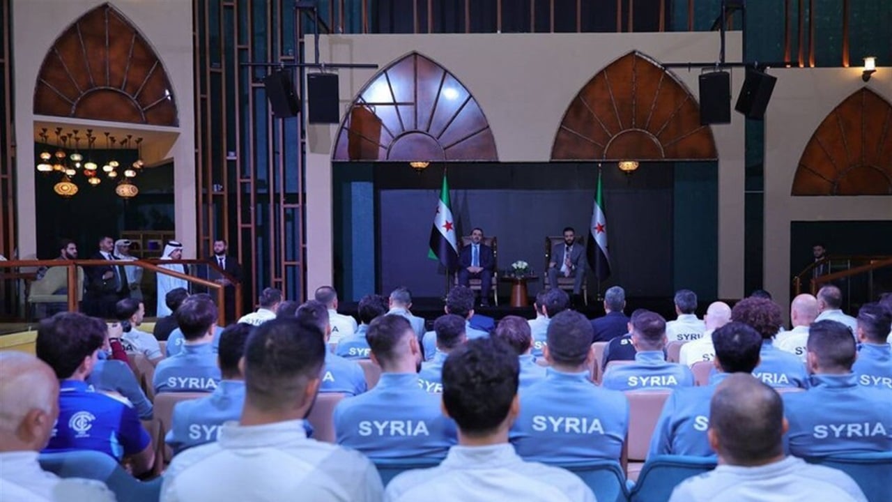 الشرع يلتقي المنتخب السوري المشارك في كأس العرب في الدوحة (صور)