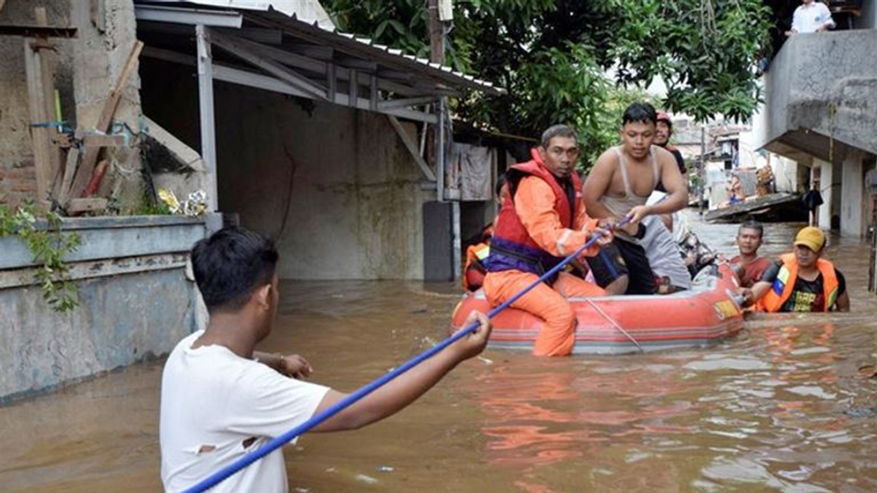 ارتفاع ضحايا فيضانات إندونيسيا الى 916 قتيلا