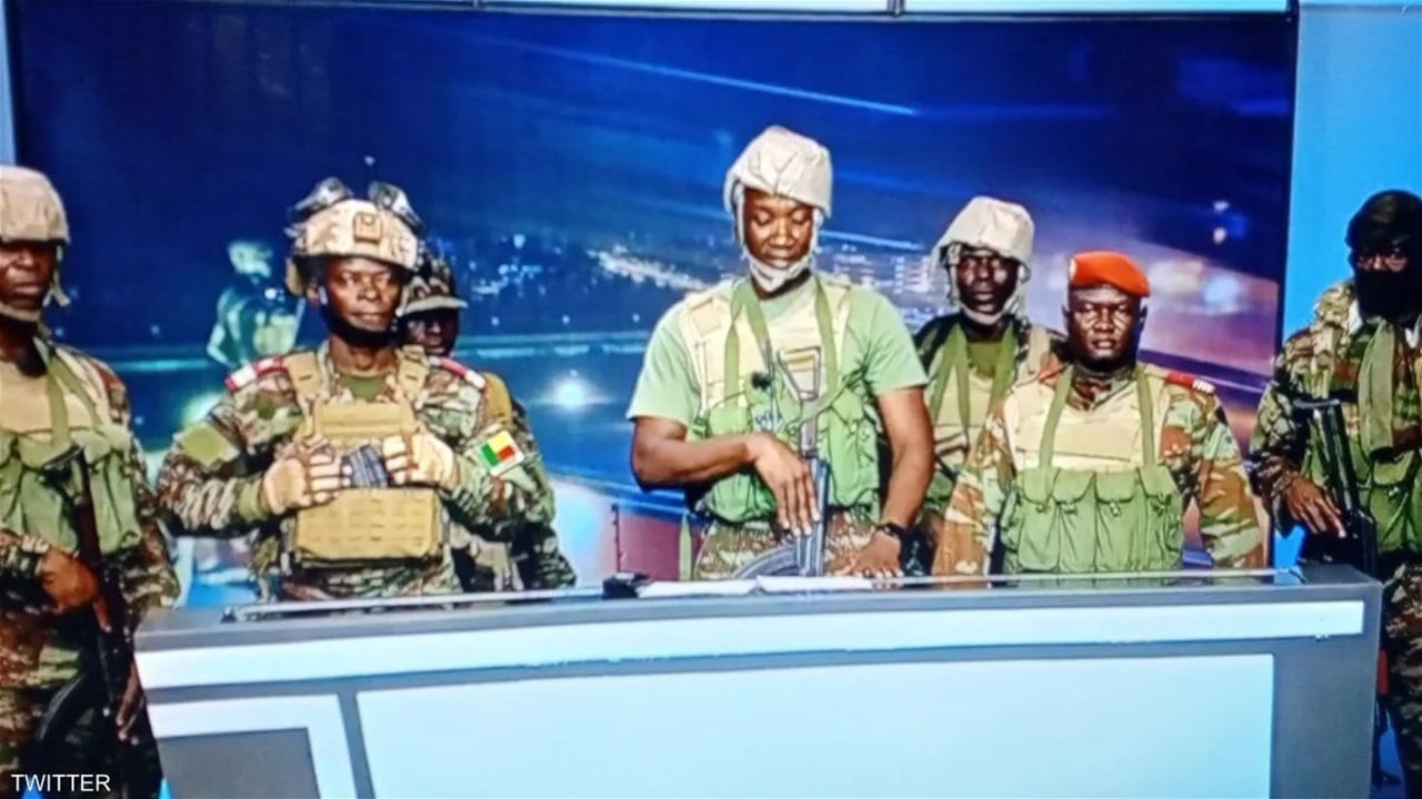 عبر التلفزيون الرسمي.. انقلاب عسكري يهزّ بنين ويطيح بالرئيس تالون