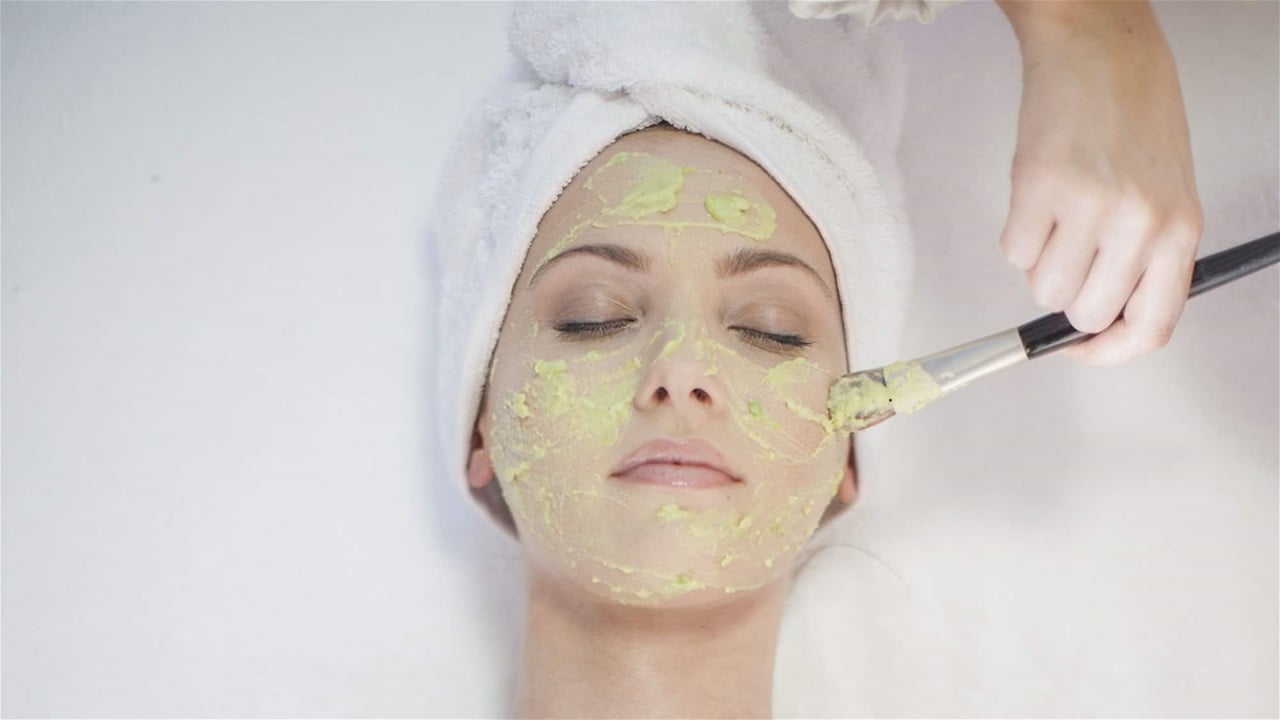 الماء البارد أم الساخن.. أيّهما الأفضل لغسل الوجه؟