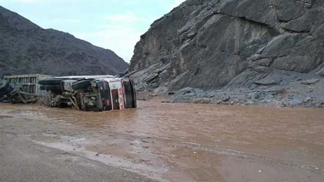 قرب جسر داقوق.. السيول تضرب السيارات وتقطع طريق بغداد أربيل (فيديو)