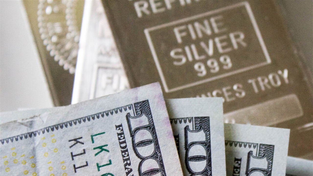 سعر الفضة يرتفع إلى مستوى قياسي جديد 