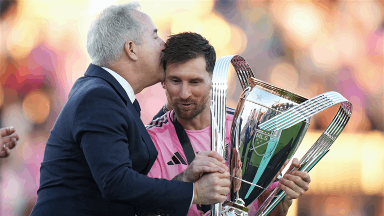 ميسي يحصد جائزة جديدة في مسيرته