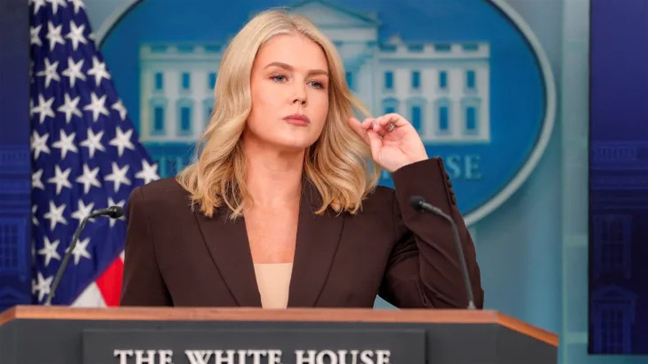 ترامب يثير الجدل بمغازلة المتحدثة باسم البيت الأبيض