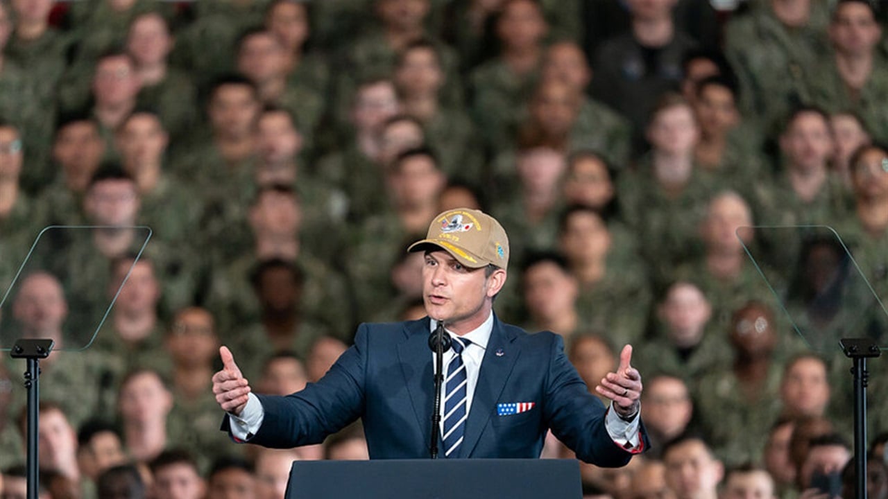 وزير الحرب الأمريكي ينشر صورة له في العراق