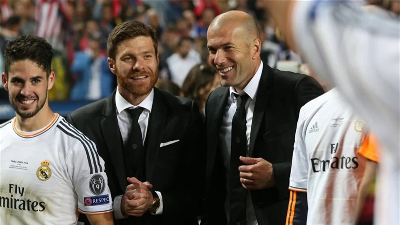 زيدان يظهر في مباراة ريال مدريد ومان سيتي.. هل سيكون خليفة ألونسو؟